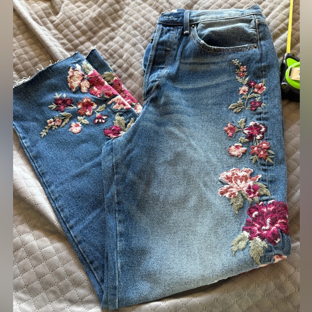 DRIFTWOOD Blue Jeans with Floral Embroidery